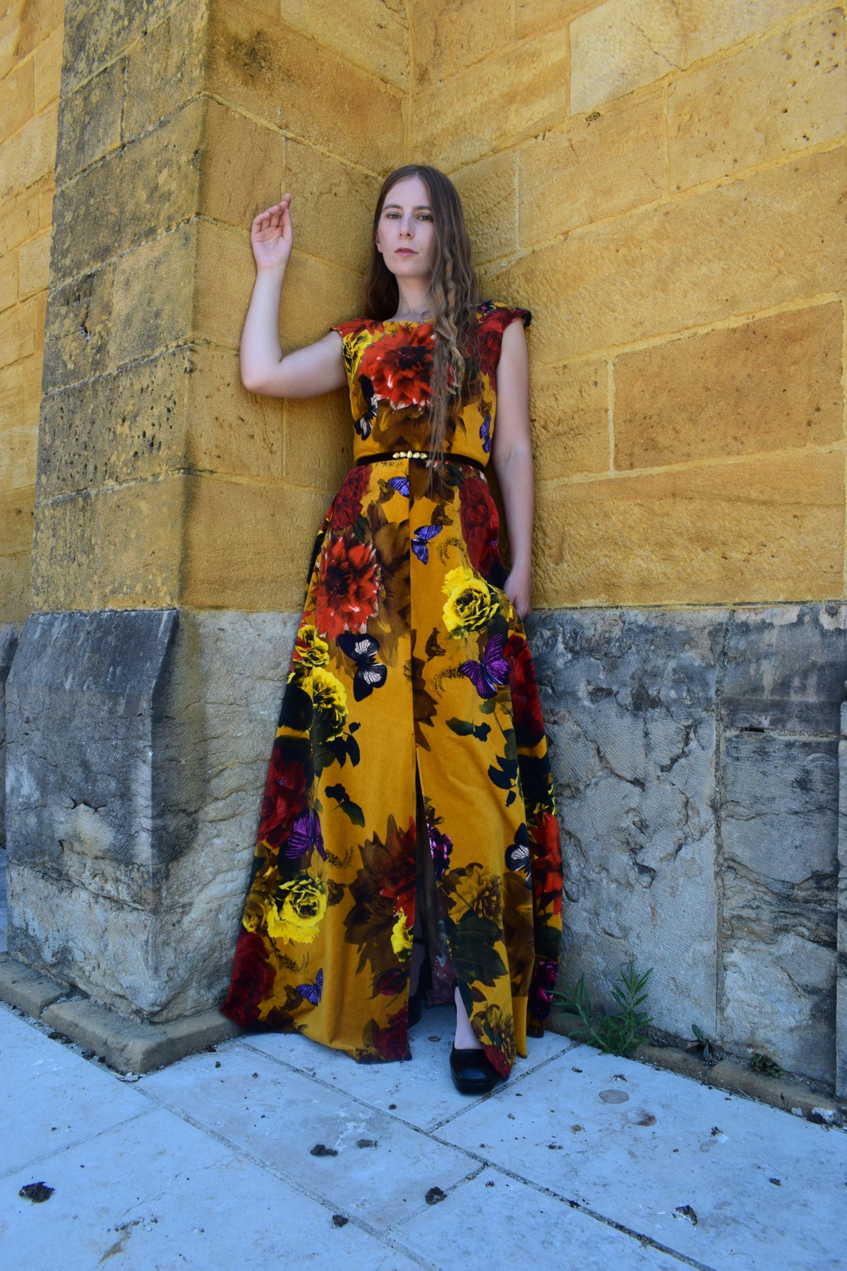 Robe de soirée LYS imprimé fleuri sur fond moutarde