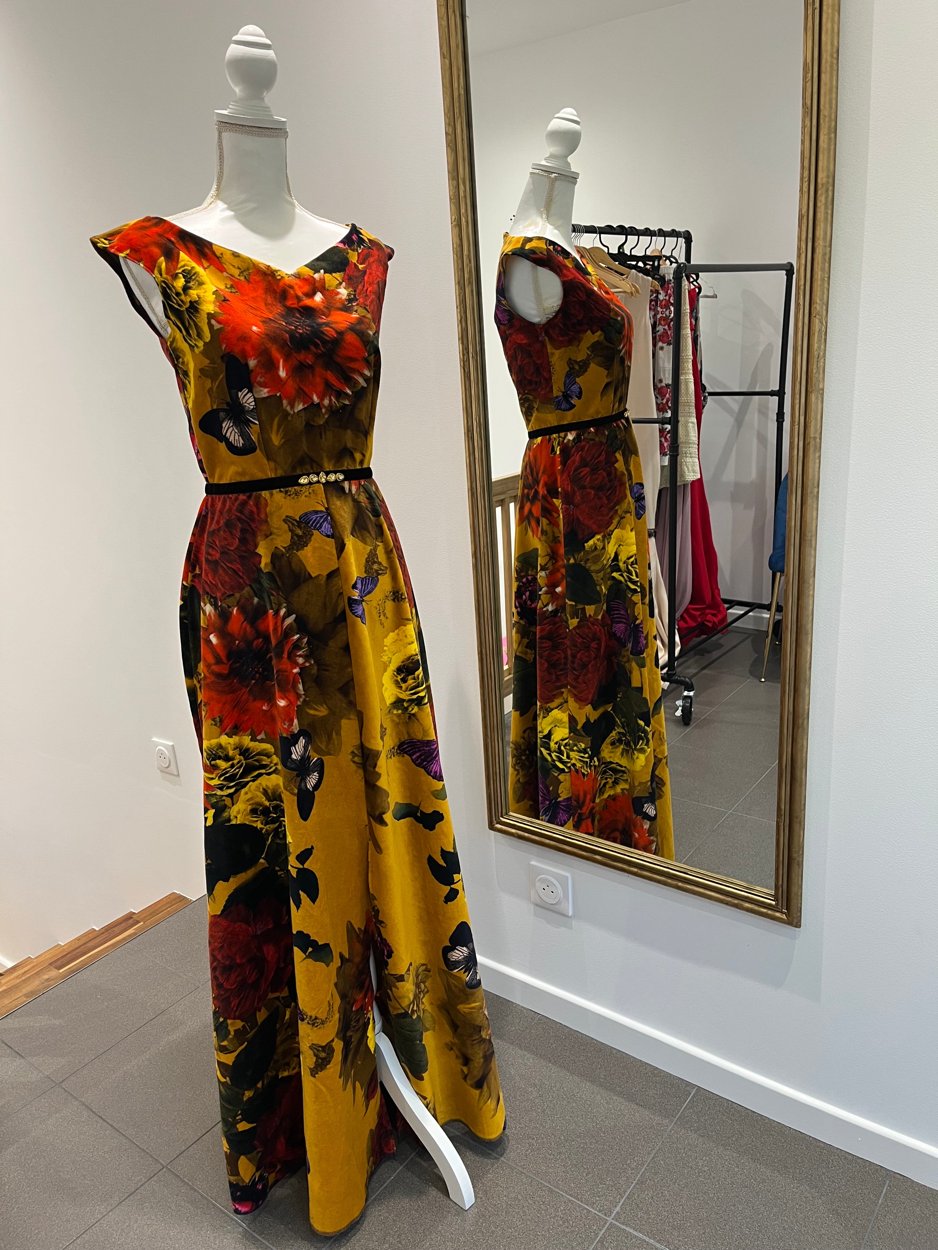 Robe de soirée LYS imprimé fleuri sur fond moutarde