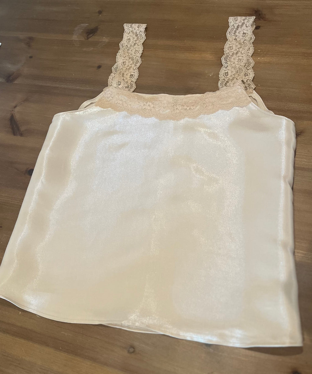 Haut CLARA en satin et dentelle, beige