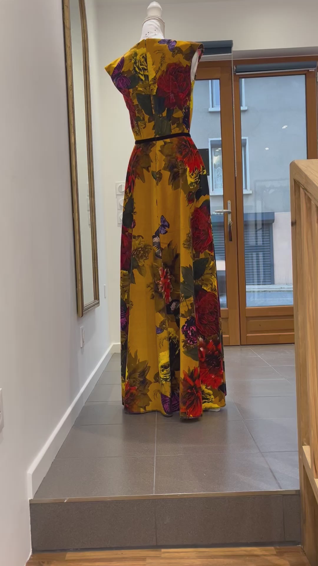 Robe de soirée LYS imprimé fleuri sur fond moutarde